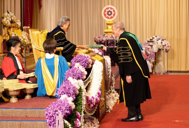 ดร.ฮาราลด์ ลิงค์ รับพระราชทานปริญญาดุษฎีบัณฑิตกิตติมศักดิ์สาขาธรรมาภิบาลและการพัฒนา จากนิด้า